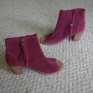 Toms Majorca Peep Toe Perf Suede burgundy Mid-Calf heels size 7.5